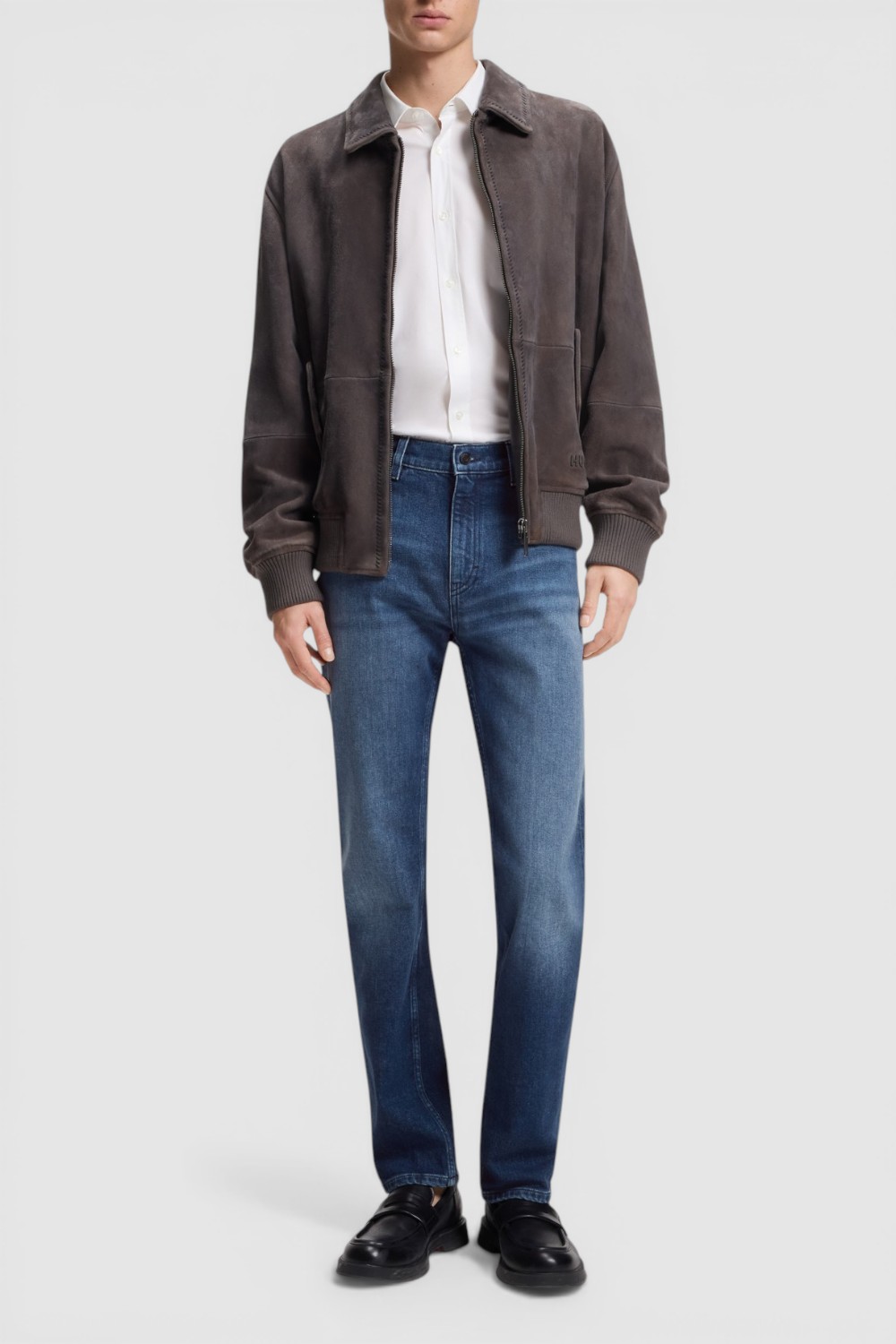 תמונת כל הלוק של מכנסי ג'ינס בגזרת סלים